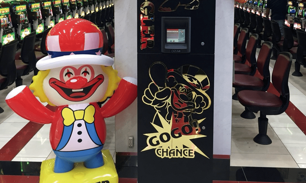 パチスロ台列入り口床に設置されたキャラクターオブジェ