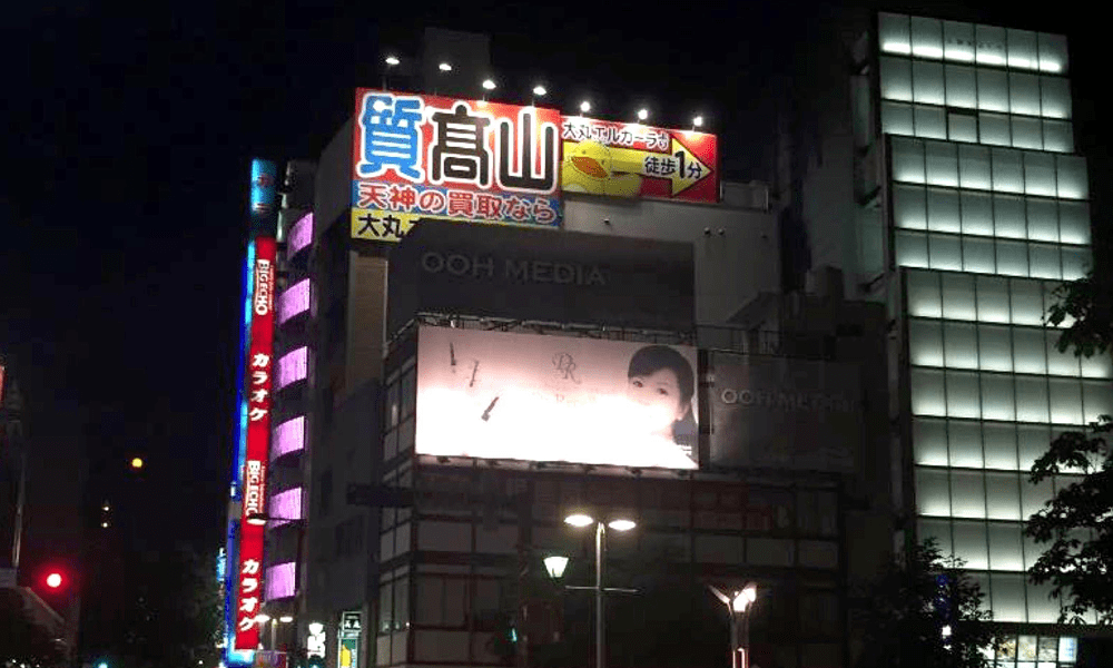 看板を外側からライトで照らす屋上看板